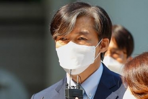 조국 딸 서울대 인턴십 놓고 첨예한 공방전