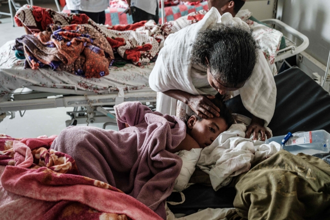에티오피아 정부군이 티그라이주 메켈레의 토고가 시장에 공습을 퍼부은 24일(현지시간) 근처 병원에서 부상당한 소녀를 어머니가 돌보고 있다. 메켈리 AFP 연합뉴스