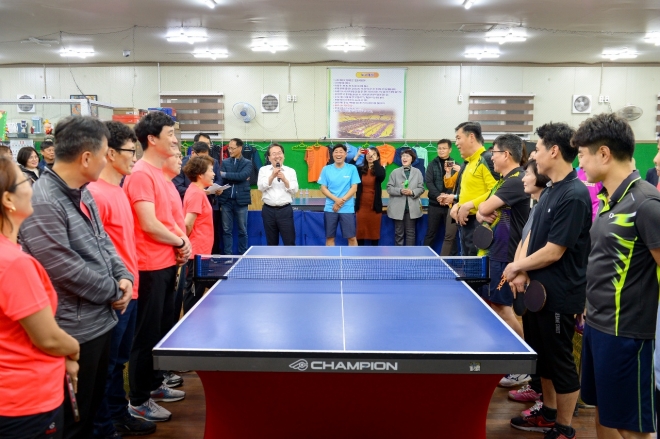 허석 시장이 지난 해 11월 직원탁구대회에 참석해 담소를 나누고 있다. 