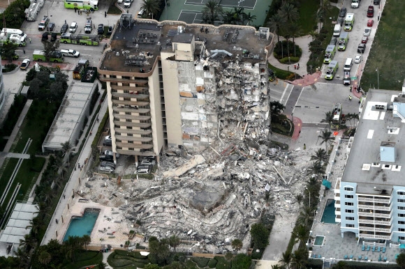 미국 플로리다 서프사이드의 무너진 아파트. AP