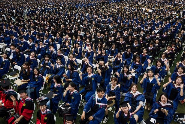 중국 후베이성 우한의 화중사범대학 졸업식에 참석한 학생들이 활짝 웃고 있다. 졸업생들은 대부분 마스크를 벗어던진 않은 채 다닥다닥 붙어 앉아있다. 우한 AFP 연합뉴스