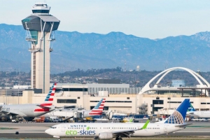 LA공항 계류하던 여객기 조종실 난입 실패하자 탈출 슬라이드 펴고