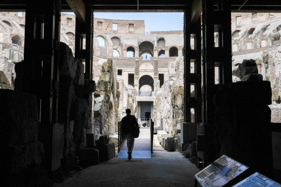 25일(현지시간) 이탈리아 로마에서 고대 원형경기장 콜로세움의 지하 공간이 복원 후 개방된 모습. 로마 AP 연합뉴스