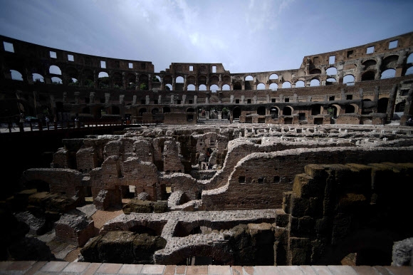 25일(현지시간) 이탈리아 로마에서 고대 원형경기장 콜로세움의 지하 공간이 복원 후 개방된 모습. 로마 AFP 연합뉴스