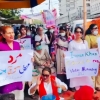 “女노출이 성폭행 유발” 파 총리 발언에 여성들 도심 시위