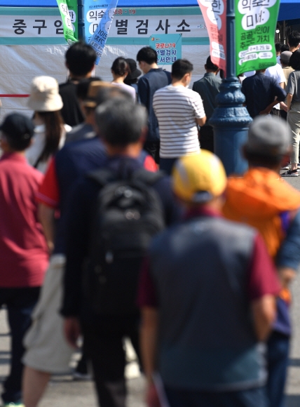 27일 서울역을 선별진료소를 찾은 시민들이 코로나19 검사를 받고 있다. 2021.6.27 박지환기자 popocar@seoul.co.kr