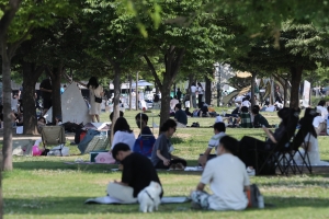 수도권은 백신 접종자도 야외 마스크… 오후 10시 이후 공원·강변 음주 금지