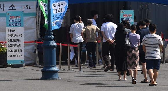 27일 서울역 선별진료소를 찾은 시민들이 코로나19 검사를 받고 있다. 중앙방역대책본부는 이날 0시 기준 신규 확진자가 614명이며, 이 가운데 수도권 지역발생이 440명이라고 밝혔다. 박지환 기자 popocar@seoul.co.kr