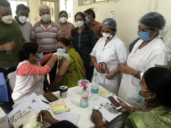 인도 알라하바드의 한 병원에서 26일(현지시간) 의료진이 코로나19 백신 접종을 하고 있다.  AP 연합뉴스
