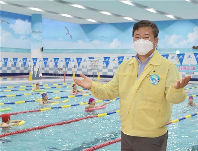 서양호 중구청장이 지난 21일 흥인동 충무스포츠센터 수영장에서 코로나19 확산으로 폐강됐다 이날 다시 열린 노인 아쿠아로빅 강좌를 소개하고 있다. 중구 제공 서양호 중구청장이 지난 21일 흥인동 충무스포츠센터 수영장에서 코로나19 확산으로 폐강됐다 이날 다시 열린 노인 아쿠아로빅 강좌를 소개하고 있다. 중구 제공