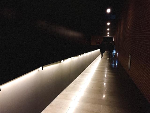어둠이 짙게 드리운 기념 전당 ‘콘솔레이션 홀’에서 순례길(사진)을 지나면 기해박해 때 순교한 성 정하상을 추모해 만든 기념경당에 이른다.  함혜리 칼럼니스트 제공