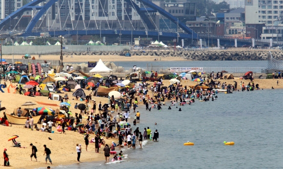 속초 해변 북적북적