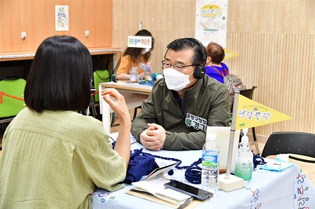 지난 24일 서울 중랑구 구립신내경로복지센터에서 열린 명랑중랑 프로그램에 참여한 류경기(오른쪽) 중랑구청장. 중랑구 제공
