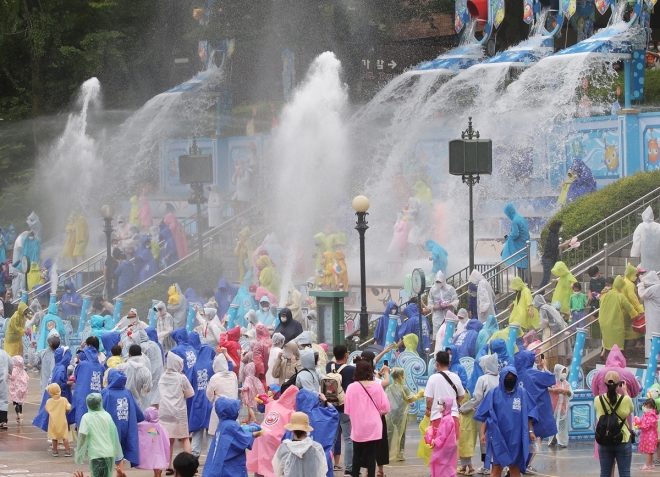 지난 6월 22일 오후 경기도 용인시 에버랜드를 찾은 시민들이 ‘슈팅 워터 펀’ 공연을 즐기고 있는 모습.  연합뉴스