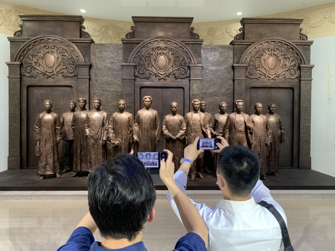 중국 상하이의 공산당 1차 전국대표회의 기념관에서 관람객들이 창당 회의 참석자 13명의 모습을 형상화한 동상을 촬영하고 있다. 상하이 류지영 특파원 superryu@seoul.co.kr
