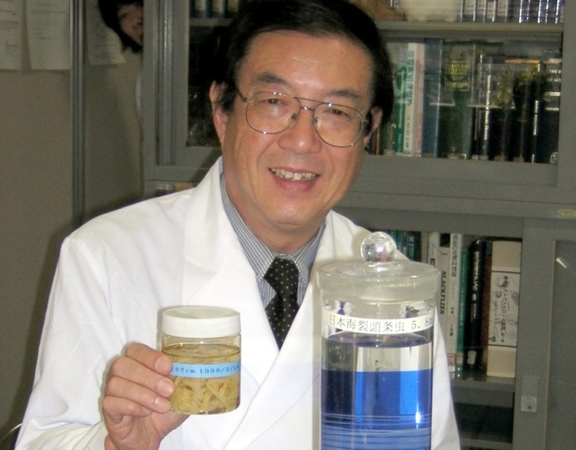 2004년 자신의 몸에 있던 기생충 표본을 들어보이는 후지타 명예교수. 연합뉴스