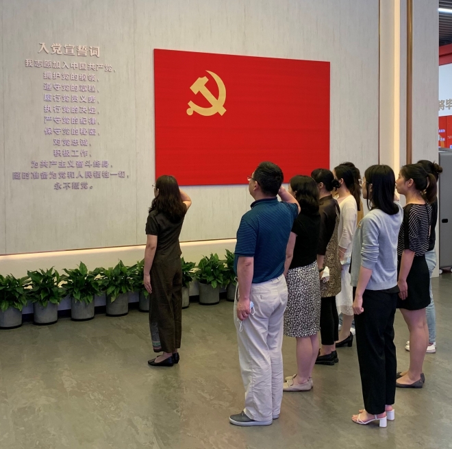 ▲ 中 젊은층, 공산당 입당 선서 지난 26일 중국 상하이의 공산당 제1차 전국대표대회 기념관에서 관람을 마친 이들이 벽에 걸린 공산당기 앞에서 입당 선서를 하고 있다. 상하이 류지영 특파원 superryu@seoul.co.kr