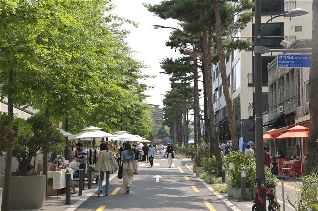 지난 5월부터 옥외영업이 허가된 서울 중구 서울로사잇길. 중구 제공