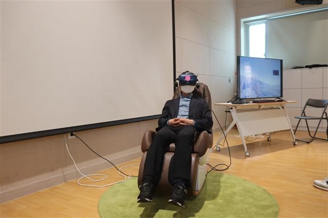 서울 금천구 관계자가 ‘찾아가는 무한상상스페이스2: 미래형 체험교육 프로그램’을 준비하며 가상현실(VR) 체험을 미리 해보고 있다. 금천구 제공