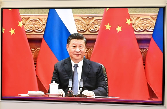 시진핑 중국 국가주석이 28일 베이징에서 블라디미르 푸틴 러시아 대통령과 화상 회담을 하고 있다. EPA 연합뉴스