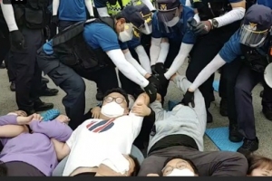 사드 기지 닷새 만에 물자 반입 재개…반대 단체 20대 현행범 체포