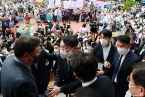 수백명 지지자 몰린 윤석열 정치선언 현장…尹 “실망시키지 않겠다” 화답도