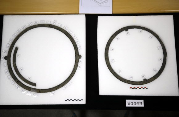 문화재청이 29일 서울 국립고궁박물관에서 서울 종로 공평구역 제15·16지구 도시환경정비사업부지에서 발굴한 주야간 천문시계인 일성정시의(사진)를 공개했다. ‘세종실록’에는 1437년 세종이 일성정시의 4개를 만든 것으로 기록됐지만, 현존 자료는 없었다. 이 지역에서는 중종~선조 때 만들어진 총통류 8점과 동종 1점도 함께 출토됐다. 문화재청 제공