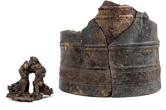 문화재청이 29일 서울 국립고궁박물관에서 서울 종로 공평구역 제15·16지구 도시환경정비사업부지에서 발굴한 주야간 천문시계인 일성정시의를 공개했다. ‘세종실록’에는 1437년 세종이 일성정시의 4개를 만든 것으로 기록됐지만, 현존 자료는 없었다. 이 지역에서는 중종~선조 때 만들어진 총통류 8점과 동종 1점(사진)도 함께 출토됐다. 문화재청 제공