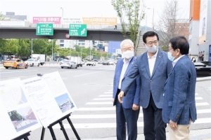 용산구청장, 민원 찾아 현장에 한달음… 낡은 육교 옆 승강기로 가뿐한 발걸음