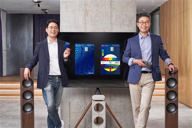 최진환(오른쪽) SK브로드밴드 대표가 김덕환 현대카드 대표와 협업해 내놓은 신용카드 상품인 ‘오션 에디션’·‘인터넷 에디션’을 소개하고 있다. SK브로드밴드 제공
