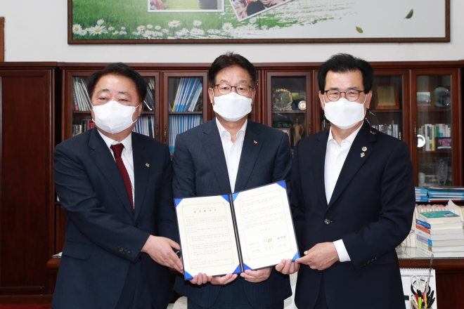 충북도와 청주시, 충청에너지서비스가 특수수소충전소 구축을 위한 업무협약을 체결하고 있다. 충북도 제공.