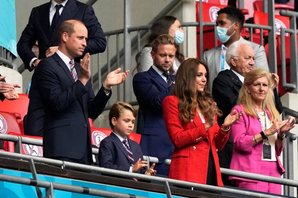 윌리엄 영국 왕세손(왼쪽)과 케이트 미들턴 왕세손빈, 장남 조지 왕자가 29일(현지시간) 런던 웸블리 스타디움에서 열린 2020 유럽축구선수권대회(유로 2020) 16강 잉글랜드 대 독일의 경기를 관람하며 응원하고 있다. AFP 연합뉴스