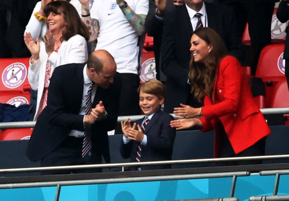 윌리엄 영국 왕세손(왼쪽)과 케이트 미들턴 왕세손빈, 장남 조지 왕자가 29일(현지시간) 런던 웸블리 스타디움에서 열린 2020 유럽축구선수권대회(유로 2020) 16강 잉글랜드 대 독일의 경기를 관람하며 응원하고 있다. 로이터 연합뉴스
