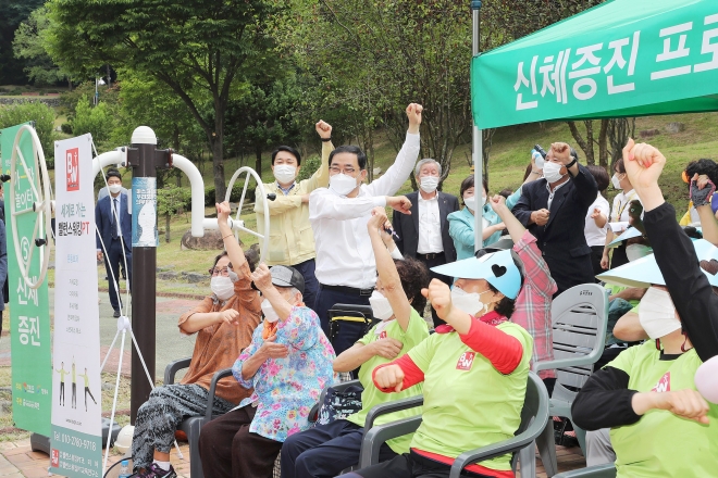 경남 창원시 반송공원에 어르신 놀이터 설치, 운영