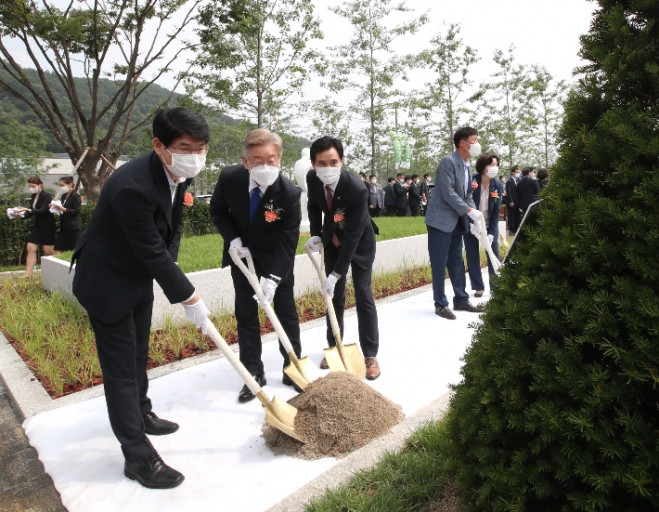 30일 화성·안양·안산·시흥·광명·부천시는 화성시 매송면 숙곡리에 위치한 함백산추모공원의 개원식을 개최했다. 사진은 오른쪽부터 서철모 화성시장과 이재명 경기도지사 등이 기념 식수를 하고 있는 모습이다. 화성시청 제공