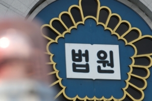 불륜 캐려고… 前총장·이사장 법카 몰래 본 노조위원장