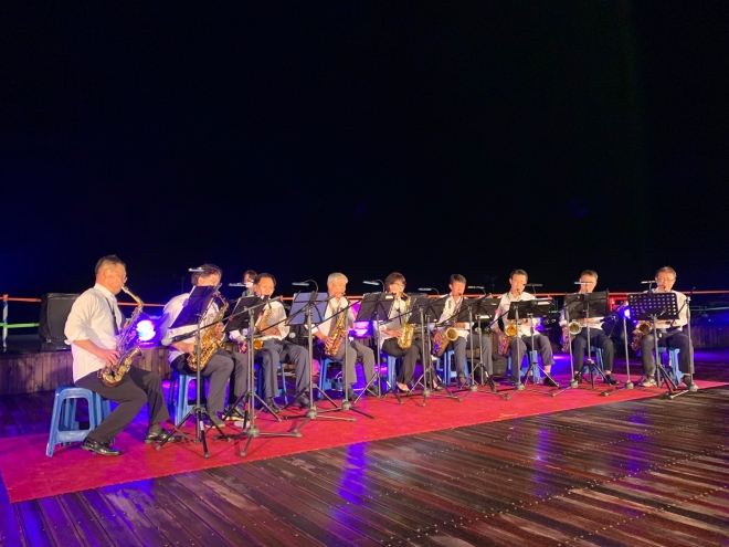 2020 해변 힐링 버스킹 장면