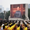 마오 초상 위에 선 시진핑… ‘부흥’ 내세워 장기집권 의지 드러내