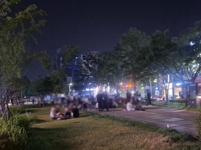 오후 10시 영업제한으로 술집에서 나온 청년들이 경의선숲길에서 거리두기를 지키지 않은 채 ‘2차 음주’를 즐기고 있다.
