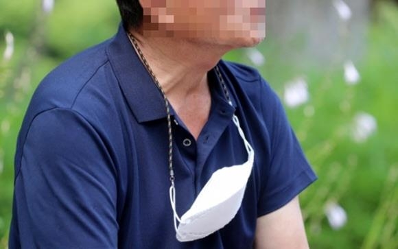 코로나19 백신 접종자에 한해 실외 마스크 의무 착용이 해제된 1일 충북 청주 중앙공원에서 한 시민이 마스크를 벗고 이야기를 하고 있다. 청주 연합뉴스