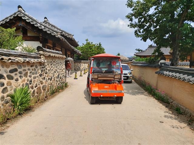 1일 하회마을 관광객들이 전동차를 이용해 마을을 둘러 보고 있다.