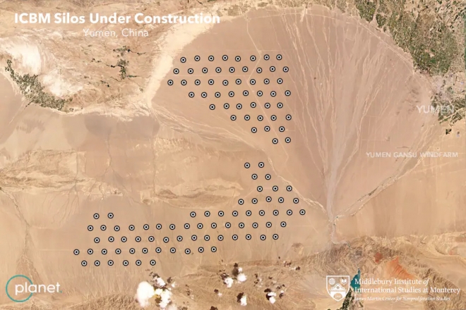 중국이 서부 사막 지역에 120개가량의 대륙간탄도미사일(ICBM)용 지하 격납고를 건설하고 있다고 30일(현지시간) 미 워싱턴포스트(WP)가 미 제임스 마틴 비확산연구센터의 상업위성사진을 입수해 보도했다.