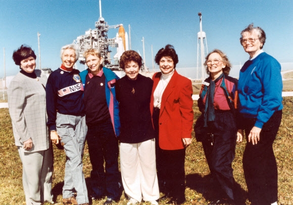 1995년 미국 플로리다주에서 열린 우주왕복선 발사 현장에서 우주비행사 월리 펑크(왼쪽 두번째)가 ‘머큐리 13’ 회원들과 포즈를 취한 모습. 머큐리 13은 1961년 미국 최초의 유인위성 발사 계획인 머큐리 프로젝트에 따라 선발된 여성들이다. 제프 베이조스가 소유한 우주탐사 기업 블루오리진은 1일(현지시간) 여성이라서 우주비행사가 되지 못한 펑크가 이달 20일로 예정된 우주여행에 ‘명예 승객’으로 동행하게 됐다고 밝혔다. 나사 제공 AP 연합뉴스 