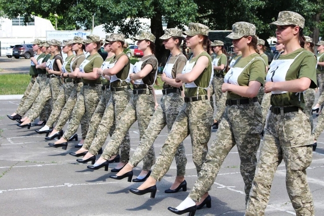 우크라이나 국방부가 2일(현지시간) 키예프에서 열린 군사 퍼레이드 리허설에서 공개한 하이힐 신은 여군들. AFP 연합뉴스·우크라이나 국방부 제공