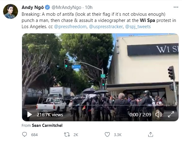 3일(현지시간) 미국 로스앤젤레스 코리아타운의 찜질방 앞에서 충돌한 성소수자 찬반 시위대의 모습. 트위터 캡처