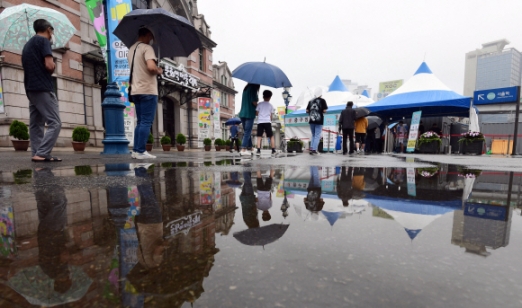 [서울포토]코로나19 신규 확진자 700명대 기록