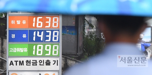 전국 주유소 휘발유 가격이 지난 2018년 11월 이후 2년 9개월만에 처음으로 리터당 1,600원을 넘어선 가운데 4일 서울 시내 한 주유소에 유가정보가 게시돼 있다. 한국석유공사 유가정보서비스 오피넷에 따르면 6월 다섯째 주 전국 주유소의 보통 휘발유 판매가격은 전주 대비 리터당 13.5원 오른 1600.9원을 기록했다. 2021.7.4 오장환 기자 5zzang@seoul.co.kr