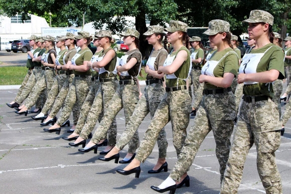 다음달 독립 30주년을 앞두고 우크라이나 여군들이 검은색 구두를 신고 제식훈련을 하는 모습. 우크라이나 국방부가 2일 공개한 이 사진은 성차별, 여성혐오 등 논란을 일으켰다. AFP 연합뉴스