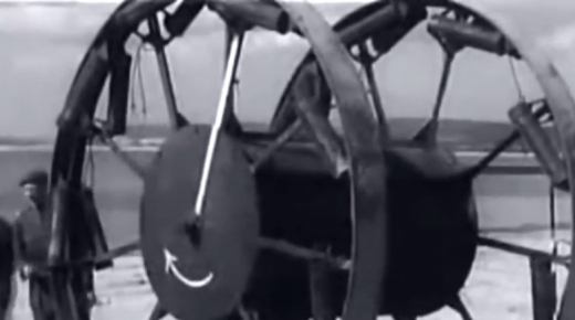 거대한 바퀴에 로켓을 달아 저절로 굴러가게 한 기상천외한 무기 ‘판잔드럼’. 그러나 실험 결과는 참혹했다. 유튜브 영상캡처