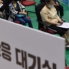 [서울포토]백신 접종 후 대기하는 시민들
